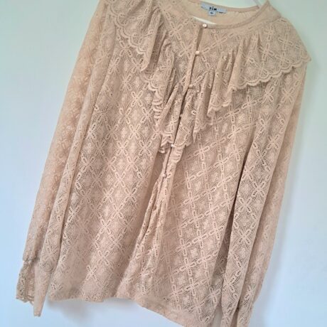 Blouse dentelle et volantée