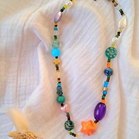 Collier pierres et breloques colorée